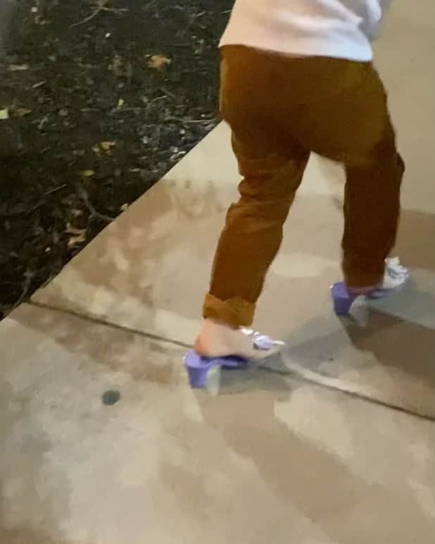 ストーミ・ヘンレイのインスタグラム：「Ahahaha the way her feet lift up out of the frame 😂」