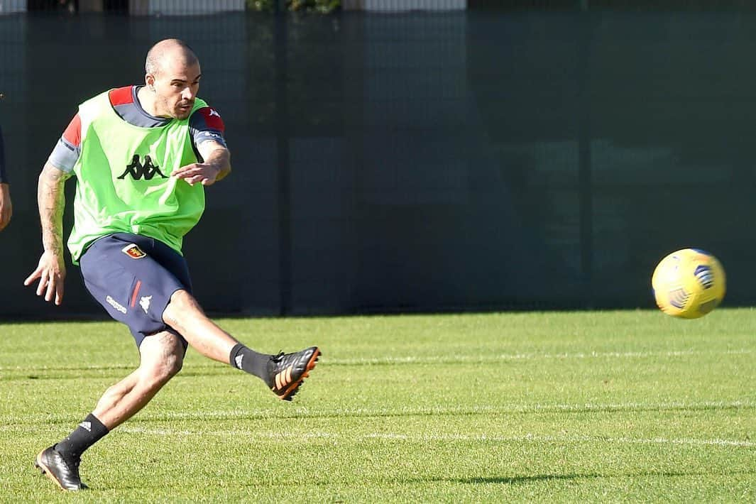 ステファノ・ストゥラーロのインスタグラム：「Si continua a lavorare a #Pegli! 🔛🔴🔵 #training #today #ForzaGenoa @genoacfcofficial」