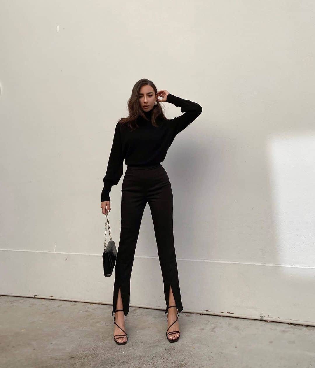 クーカイのインスタグラム：「ALL BLACK EVERYTHING 🖤 avec le pull Autumn et le pantalon Delta zip. Vous aimez ?  #allblackeverything #mode #turtleneck」