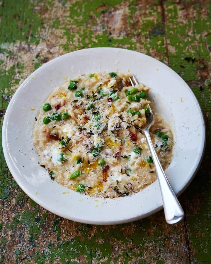 ジェイミー・オリヴァーさんのインスタグラム写真 - (ジェイミー・オリヴァーInstagram)「Super easy one for you to whip up tonight sorted in 30 minutes! This is my pea and goat's cheese risotto with crispy streaky bacon, oh yes!! Who loves a good risotto night, tag them in!! Recipe link in my bio to cook this one up.」11月19日 4時00分 - jamieoliver