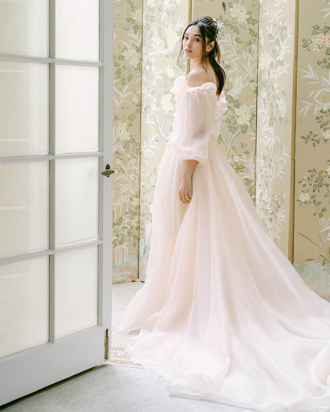Monique Lhuillierさんのインスタグラム写真 - (Monique LhuillierInstagram)「The Monique Lhuillier Fall 2021 Bridal Collection is regal and timeless with an exuberance for embracing love and life! 💫💫 #moniquelhuillier #mlbride #mlfall21bridal」11月19日 4時05分 - moniquelhuillier