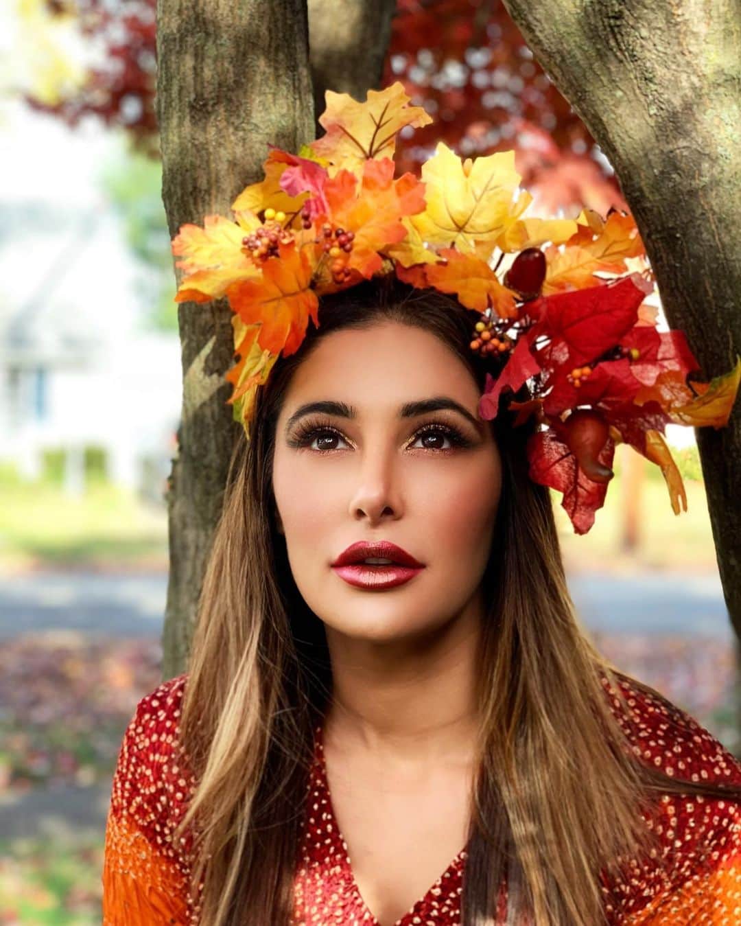 Nargis Fakhri さんのインスタグラム写真 - (Nargis Fakhri Instagram)「Autumn 🍂 is at the end and i can feel winter creeping in. 🥶 Thanksgiving is almost here 🦃  and so the Christmas decorations are in stores now 🎄  I tend to get a little sad at the end of the year as the seasons change and holidays come. But this year I’m super thankful to be alive and healthy. As long as I’m healthy there’s another day to keep going , keep pushing , keep learning, keep experiencing life. And that’s awesome. 🎉 So yay for that.  . . . . . . . . #autummakeup #autumn #newyorkcity #fallvibes #thanksgivingmakeup #makeup #malihajkhan #nargisfakhri #feelings #seasonaldepression #health #healthiswealth #iamalive」11月19日 4時08分 - nargisfakhri