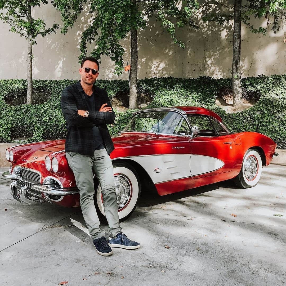 CarsWithoutLimitsさんのインスタグラム写真 - (CarsWithoutLimitsInstagram)「1961 Corvette & @mralexmanos Classic Car Finder  #carswithoutlimits」11月19日 4時08分 - carswithoutlimits