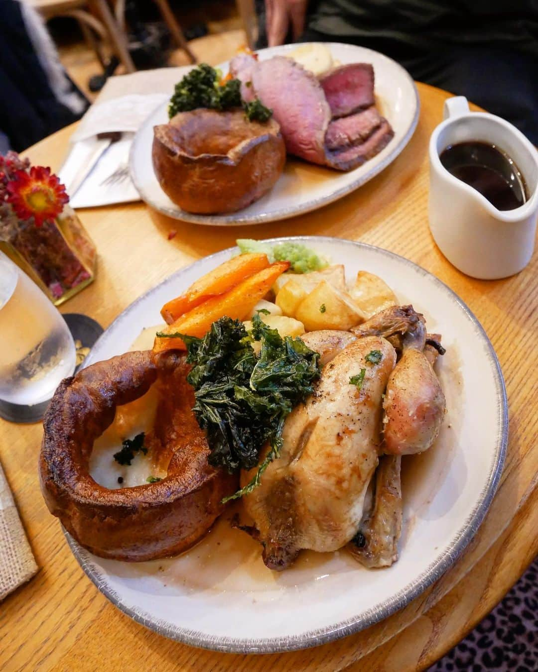 Eat With Steph & Coさんのインスタグラム写真 - (Eat With Steph & CoInstagram)「Is anyone else dying for a good roast with ALL the trimmings??   This was a v v good one @mrfoggsgb     What’s your favourite roast side? Mine is the very underrated bread sauce... if that doesn’t count as a side then I change my answer to stuffing. Except for Christmas dinner when obviously it’s pigs in blankets 🤤.」11月19日 4時10分 - eatwithsteph_ldn