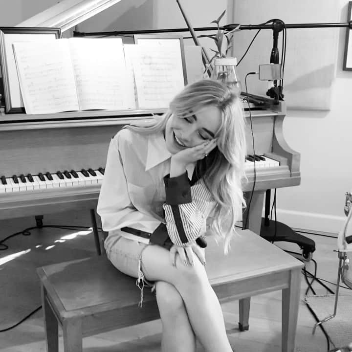 サブリナ・カーペンターのインスタグラム：「24 hours of sabs for @voguemagazine 🤍 link in bio」