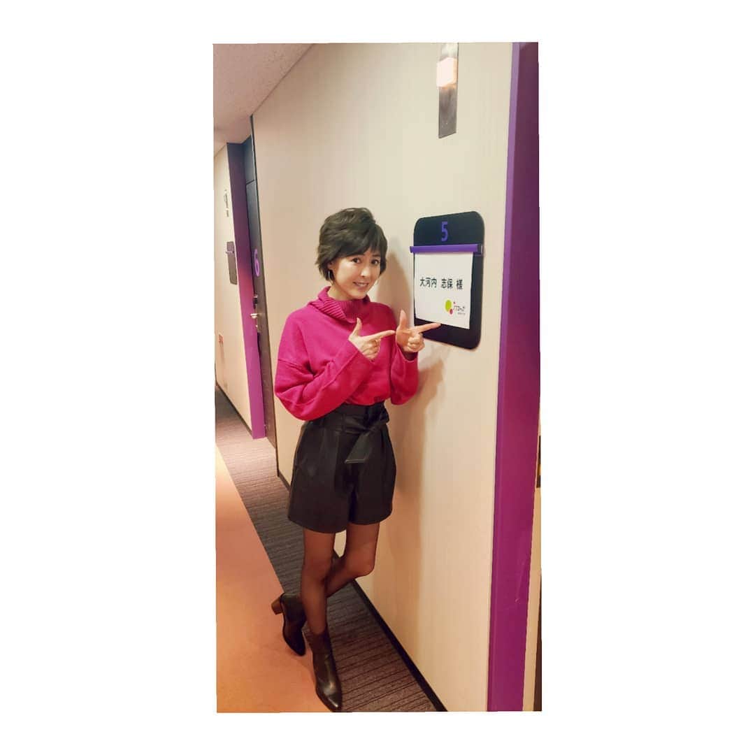 のインスタグラム：「本日、何卒宜しくお願い致します✨  #大河内志保 #フジテレビ #新聞 #皆様の温かいお言葉に感謝しかございません #言葉１つで元気100倍😆 #言葉の大切さ #幸せはつながる #幸せな瞬間をもっと世界に #今日も生かされている感謝 #そして髪モフモフ😵💦」