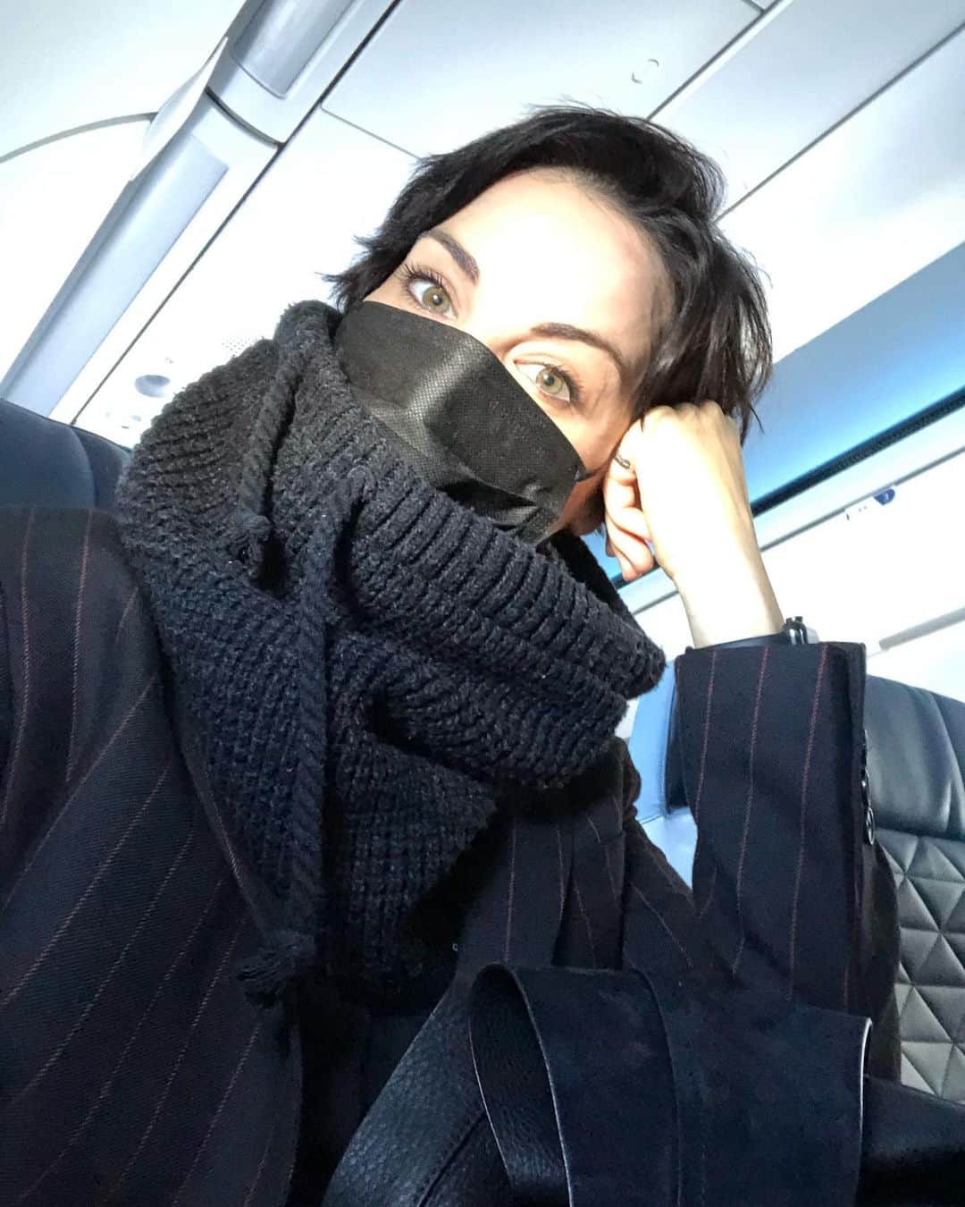 ジェイミー・アレクサンダーのインスタグラム：「En route to #Atlanta ✈️ First time pandemic flying...not too bad. Masked up, loads of sanitizer, sitting alone and keeping hydrated. Might be the cleanest airplane I’ve ever been on lol Thanks @delta 😷💕👍🏻 #work」