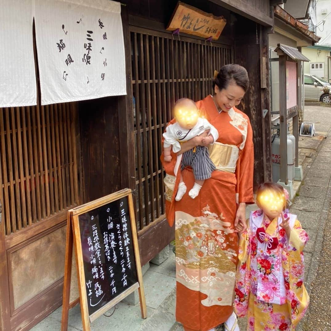 青柳愛さんのインスタグラム写真 - (青柳愛Instagram)「ドカ盛りイベント。 三国神社とあわら温泉にて。 家族みんなに三味線披露することになりちょっぴりむず痒かったけどいい想い出になりました。  子供たちの健やかな成長を祈って…♡  ♯七五三 ♯お宮参り ♯お食い初め」11月19日 4時25分 - aoyagiakayagi