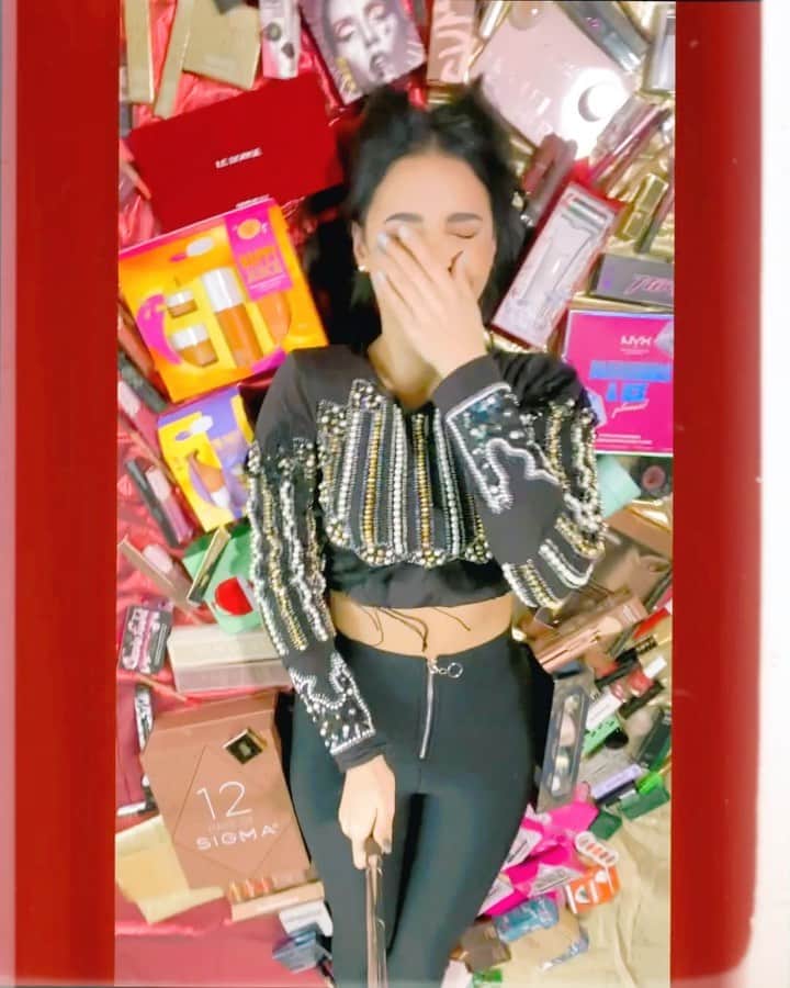 sananasのインスタグラム：「3 MILLION YOUTUBE GIVEAWAY 😱Concours international les amis 🎉Merci des millions de fois à tous pour votre soutien et vos petits mots au quotidien 💚Tout ce chemin c’est fou, je n’arrive vraiment pas à y croire ☺️🙏🏻Je me suis dit que j’allais marquer le coup en proposant à l’un d’entre vous de gagner tout ça ! (Zoomez sur la 2ème photo pour voir tout ce qu’il y a 😍) Cette personne pourra se faire plaisir mais aussi faire plaisir autour d’elle parce que c’est ça le bonheur, faire du bien à ceux que l’on aime. Si vous voulez doubler vos chances, go sur ma chaîne Youtube parce que je viens d’y poster aussi un concours de dingue (dont mon kit de pinceaux 👀👀👀) ! Vous pouvez participer aux deux, une fois par jour max ! Pour participer c’est super facile : 1-Être abonné à mon compte insta, 2-Être abonné à ma chaîne YouTube, 3-Liker ce post et 4- Laisser un commentaire en taguant 3 proches (amis, famille ... qui vous voulez !)  Vous avez jusqu’à mercredi 25 novembre 23:59 pour participer ! J’annoncerai le gagnant en story ici jeudi 26 novembre 🍀💚  Je tenais aussi à remercier les marques qui me soutiennent et qui croient en moi et en ma créativité depuis le début ✨」