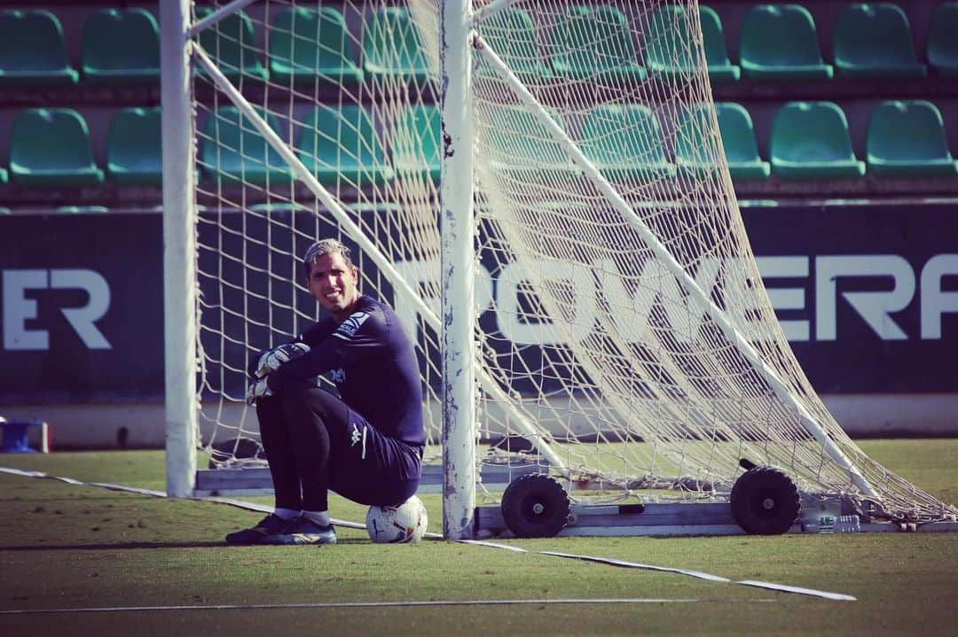 ジョエル・ロブレスのインスタグラム：「⚽️🧤😀」