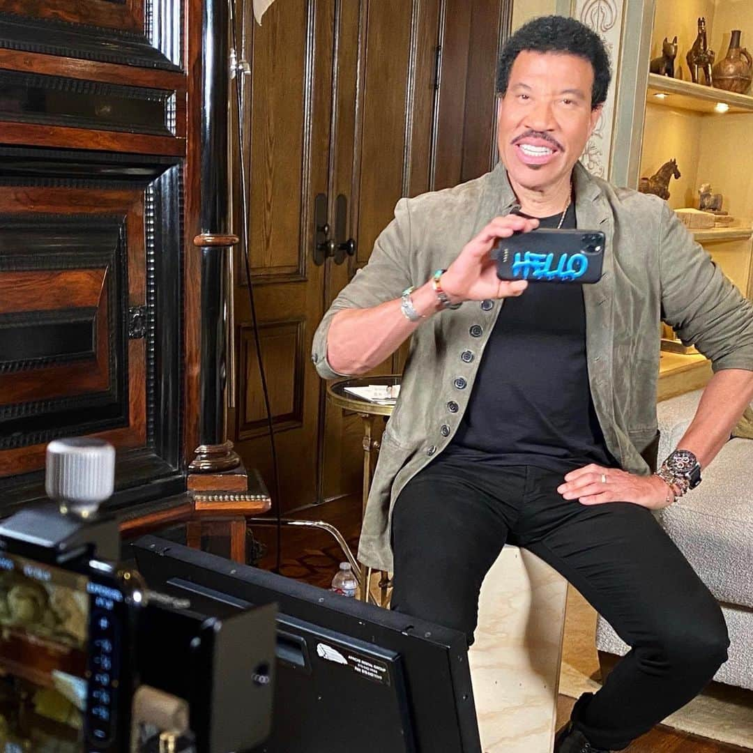 American Idolさんのインスタグラム写真 - (American IdolInstagram)「Uh, HELLO! Does it get any cooler than @lionelrichie? Nope. 😎💙」11月19日 4時53分 - americanidol