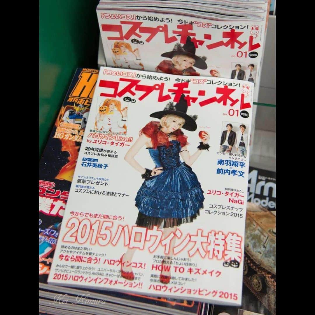 ユリコ・タイガーさんのインスタグラム写真 - (ユリコ・タイガーInstagram)「🇯🇵 コスプレチャンネル「雑誌のモデル」  コスプレの文化を知りたい人やコスプレしてみたい人のための雑誌。 なんども雑誌に出たんだけど、今回あるコスプレ雑誌の初めて外国人モデルに私が選ばれた。私の手元には３冊だけその雑誌があったんだけど、宝物にしてる。昔在勤してた会社と問題があったので、やめた。 誰かこの雑誌を持っている人はいませんか？ 将来またこんな仕事できたら、嬉しいな。  🇬🇧 ℂ𝕆𝕊ℙ𝕃𝔸𝕐 ℂℍ𝔸ℕℕ𝔼𝕃 𝔹𝕖𝕚𝕟𝕘 𝕥𝕙𝕖 𝕗𝕒𝕔𝕖 𝕠𝕗 𝕒 𝕞𝕒𝕘𝕒𝕫𝕚𝕟𝕖  A magazine created for the cosplay lovers, to learn more and challenge ourselves.  Various time my image has been used on a magazine but that time I was the main foreigner model on a cosplay magazine.  You cannot imagine the enthusiasm and excitement for this job, I still have the three volumes I participated in (unfortunately I had to give it up because of some problems I had with my old agency). It was heartbreaking.   Do you have one? Maybe one day I’ll have a similar job again, I’d love to!   🇮🇹 ℂ𝕆𝕊ℙ𝕃𝔸𝕐 ℂℍ𝔸ℕℕ𝔼𝕃  𝕀𝕝 𝕧𝕠𝕝𝕥𝕠 𝕕𝕚 𝕦𝕟𝕒 𝕣𝕚𝕧𝕚𝕤𝕥𝕒   Una rivista atta alla condivisione della cultura del cosplay, rivolta a chiunque volesse saperne di più o provare a mettersi in gioco. Varie volte la mia immagine era stata stampata su riviste ma in questo caso ero la modella principale e probabilmente la prima straniera su una rivista cosplay. Non potete immaginare l'entusiasmo e con quanto affetto io conservi ancora i soli tre volumi che vennero pubblicati (dovetti interrompere il lavoro per problemi con l'agenzia per cui lavoravo).  Qualcuno di voi ne possiede un volume?  Chissà se un giorno riuscirò ad ottenere un lavoro simile, mi piacerebbe moltissimo!  #nierautomata #niercosplay #nierautomatacosplay #nierautomataa2 #a2cosplay #gamergirl #gamerlife #gamer #cosplay #cosplayer #cosplaygirl #magazine #covergirl #cosplaychannel #ユリコタイガー #コスプレイヤー #コスプレ女子 #外国人モデル #外国人コスプレイヤー #ニーアオートマタ #ニーアオートマタコスプレ #雑誌モデル #雑誌」11月19日 4時58分 - yurikotiger