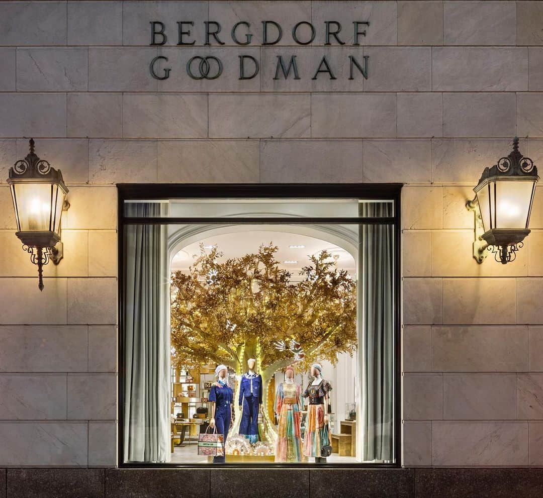 Bergdorf Goodmanさんのインスタグラム写真 - (Bergdorf GoodmanInstagram)「PURE MAGIC ✨ Now through December 28th, visit us in store at 5th Avenue and 58th Street to discover Bergdorf Goodman's exclusive @dior holiday tree. Taking inspiration from the olive tree, a traditional symbol of peace and friendship, everything about the magnificent @dior tree is hand crafted from the illuminated fans that surround the tree in a carousel fashion to the hand painted colorful markings that run up the trunk to the very tips of the branches. Adorned with illuminated charms in the shapes of birds, butterflies, and flowers peppered throughout the clusters of golden leaves, the tree transforms into holiday spectacle for this Cruise holiday season. #DiorCruise #BGHoliday」11月19日 5時00分 - bergdorfs
