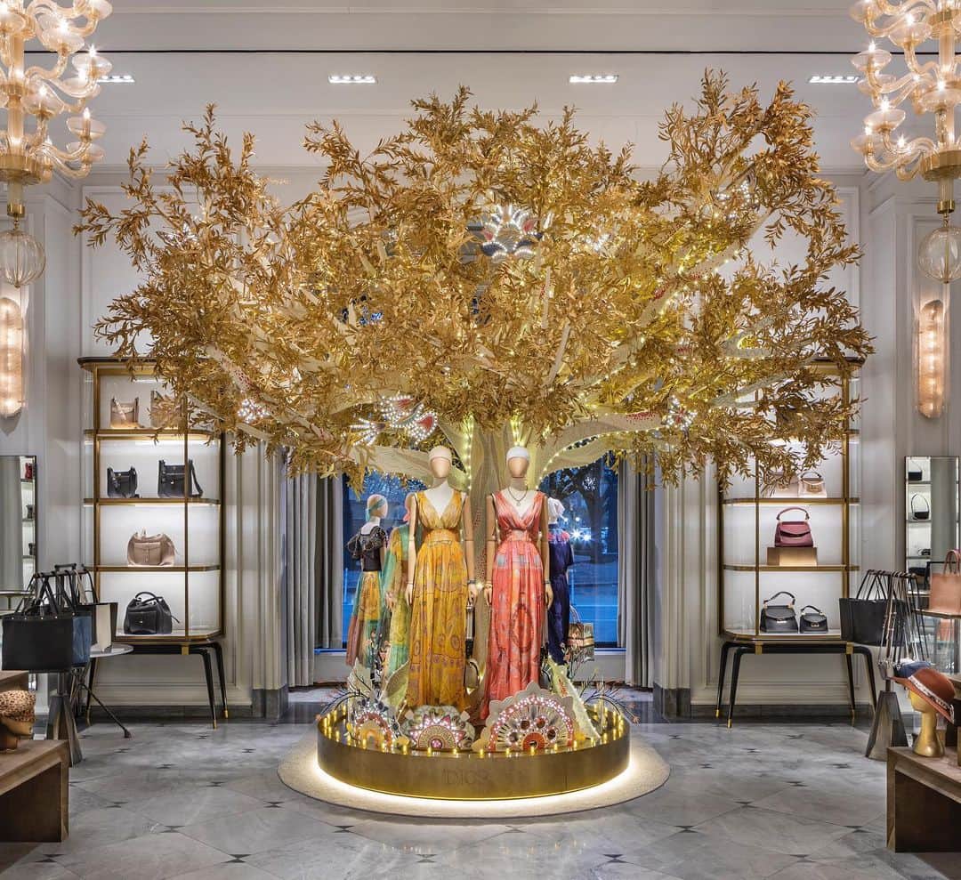 Bergdorf Goodmanさんのインスタグラム写真 - (Bergdorf GoodmanInstagram)「PURE MAGIC ✨ Now through December 28th, visit us in store at 5th Avenue and 58th Street to discover Bergdorf Goodman's exclusive @dior holiday tree. Taking inspiration from the olive tree, a traditional symbol of peace and friendship, everything about the magnificent @dior tree is hand crafted from the illuminated fans that surround the tree in a carousel fashion to the hand painted colorful markings that run up the trunk to the very tips of the branches. Adorned with illuminated charms in the shapes of birds, butterflies, and flowers peppered throughout the clusters of golden leaves, the tree transforms into holiday spectacle for this Cruise holiday season. #DiorCruise #BGHoliday」11月19日 5時00分 - bergdorfs