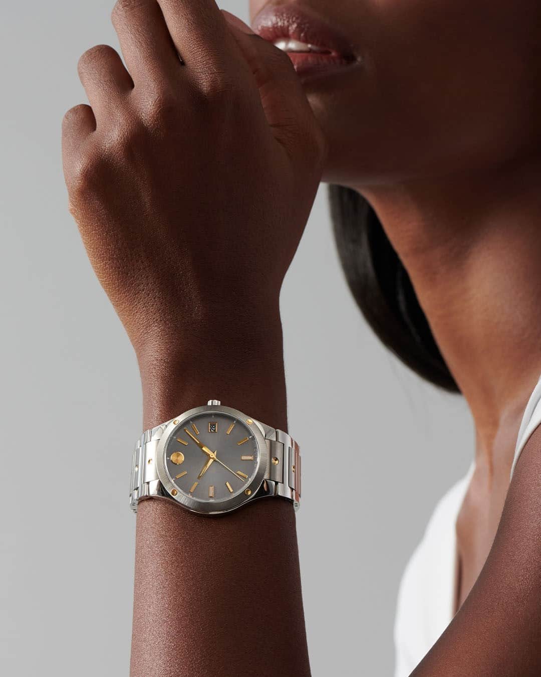 モバードのインスタグラム：「A hint of gold makes time pop on the new #MovadoSE.」