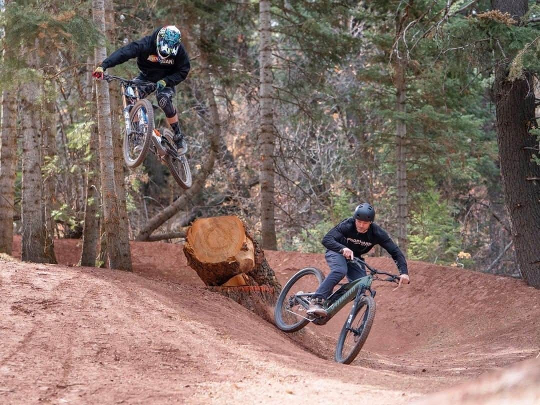 ケン・ブロックさんのインスタグラム写真 - (ケン・ブロックInstagram)「Rad combo shot of legendary snowboarder @Jeremy___Jones and myself ripping down the new MTB trails at Woodward Park City, on our Specialized bikes. That log jump was FUN. #WoodwardParkCity #iamspecialized 📸 @alpal_」11月19日 5時00分 - kblock43