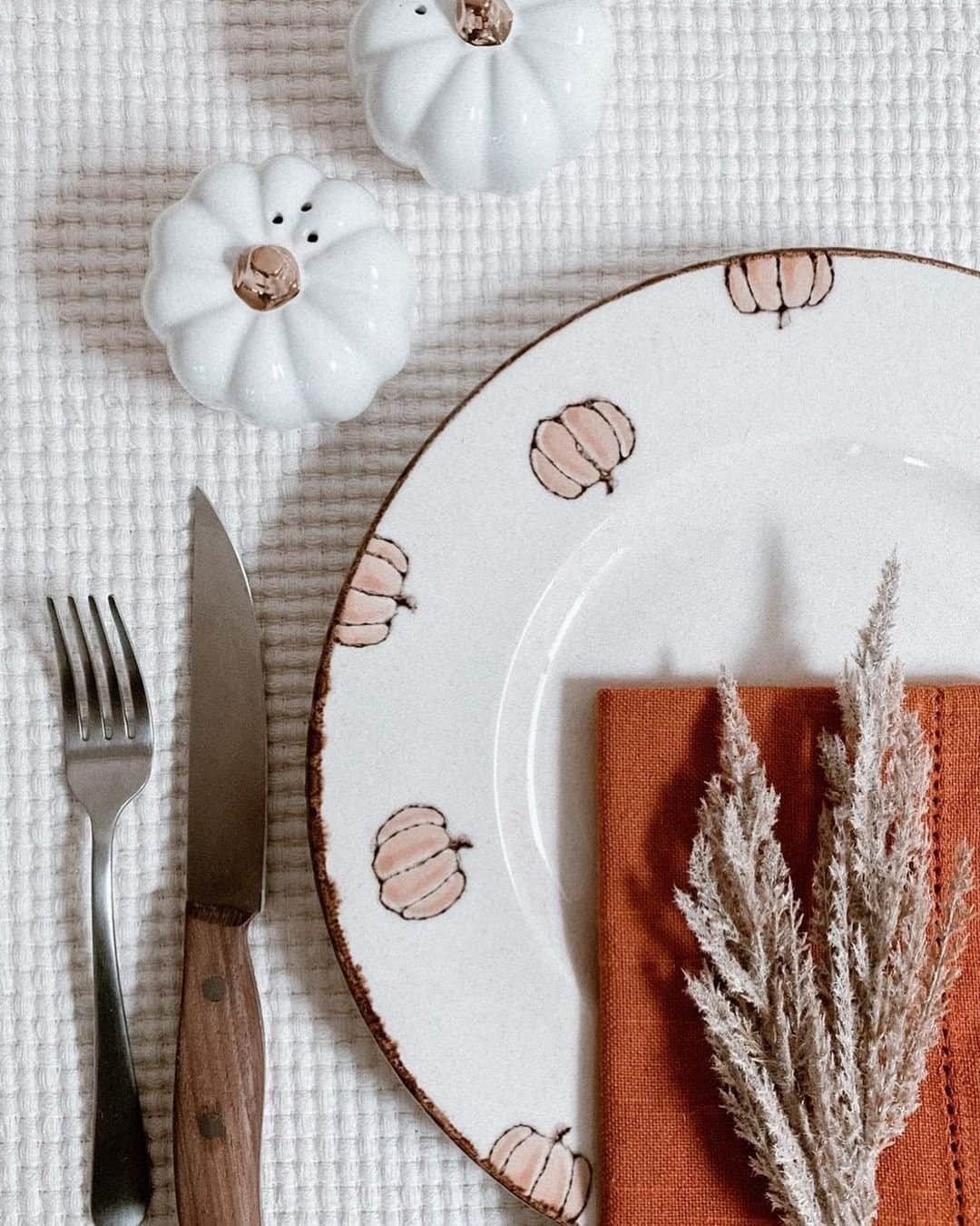 T.J.マックスのインスタグラム：「Only one more week to get those Thanksgiving tables ready, what is your style this year? 🦃 (📷: @ourgrayhearth)」