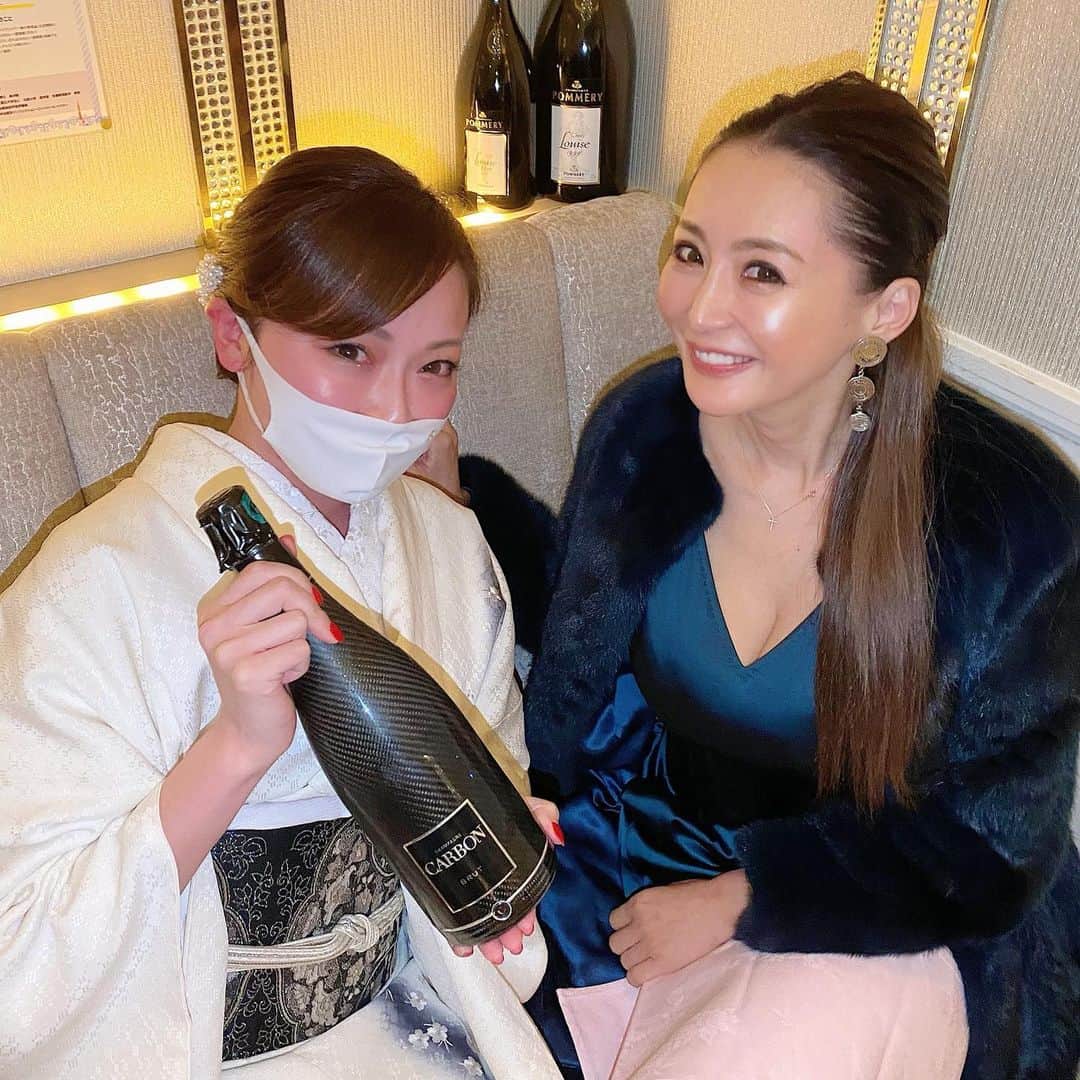 一ノ瀬瑞帆のインスタグラム：「じゅんママ、いつもお祝いに来て頂き本当にありがとうございます🥂💕 ・ いつ見ても美しくてスタイル抜群！私が銀座で初めてあったママで、今でも憧れのママです💕 #銀座 #バレーヌ #じゅんママ #カーボン @champagne_carbon_japan」