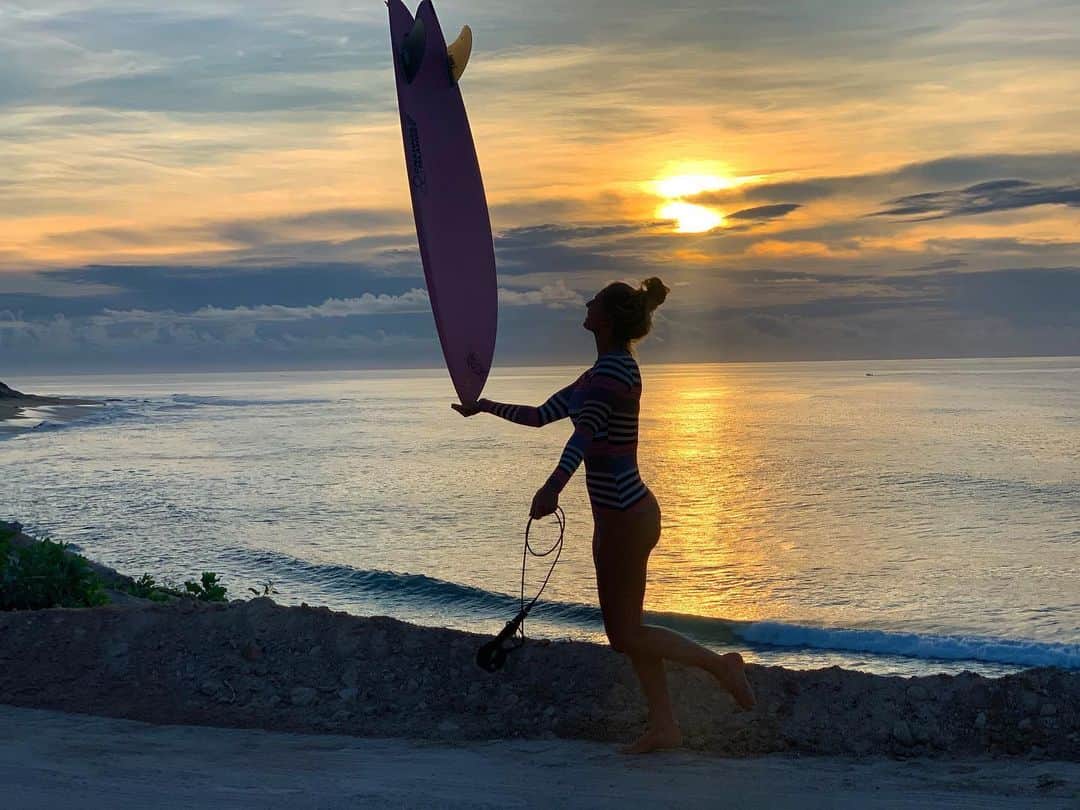 レイキー・ピーターソンのインスタグラム：「Early bird gets the worm 🐛 😜  • • Using my @cisurfboards Twin fin to keep things fun. Always good to mix things up 👌」