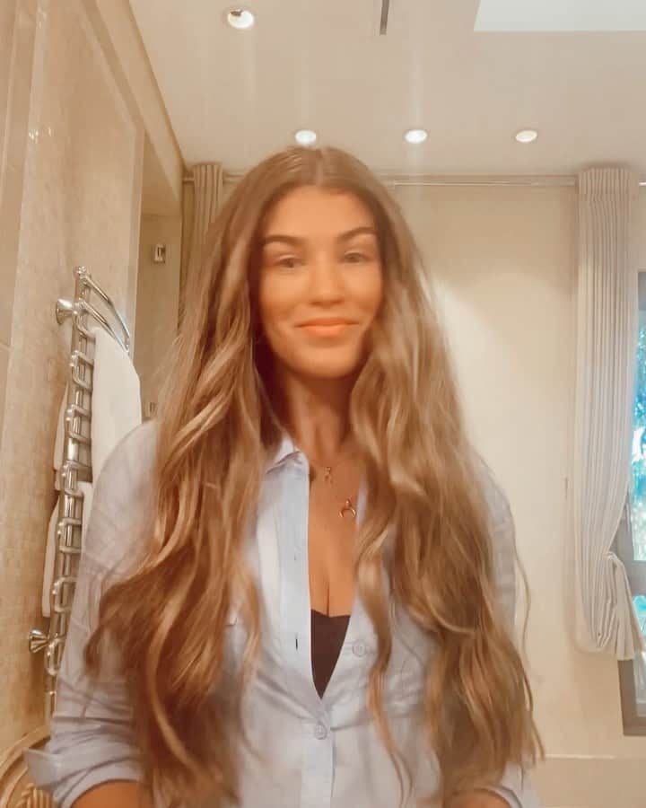 のインスタグラム：「Heat Free Easy Waves ! Similar to overnight french plaits mermaid hair 🧜‍♀️ but a more tousled look ... I find it’s best to do overnight ( this video I did in a few hours so not my tightest work 😜) & on dry hair. All you need a is dressing gown tie, some clips and a bit of spray 🥰#hairdo #heatfreehairstyles #hairtutorial #haircurls」