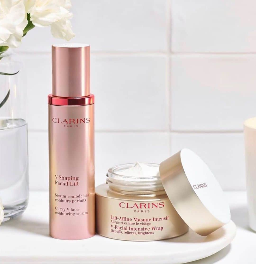 CLARINSさんのインスタグラム写真 - (CLARINSInstagram)「🔮🌿The ultimate de-puffing mask and serum duo 🤩  Comment a 🔮below if you have tried one or both of these and love them!  #clarins #clarinsskincare」11月19日 5時34分 - clarinsusa