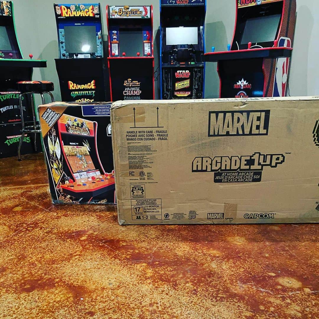 アレン・ジョーンズのインスタグラム：「@arcade1upofficial Golden Axe and Marvel cabinets ready to be put together.」