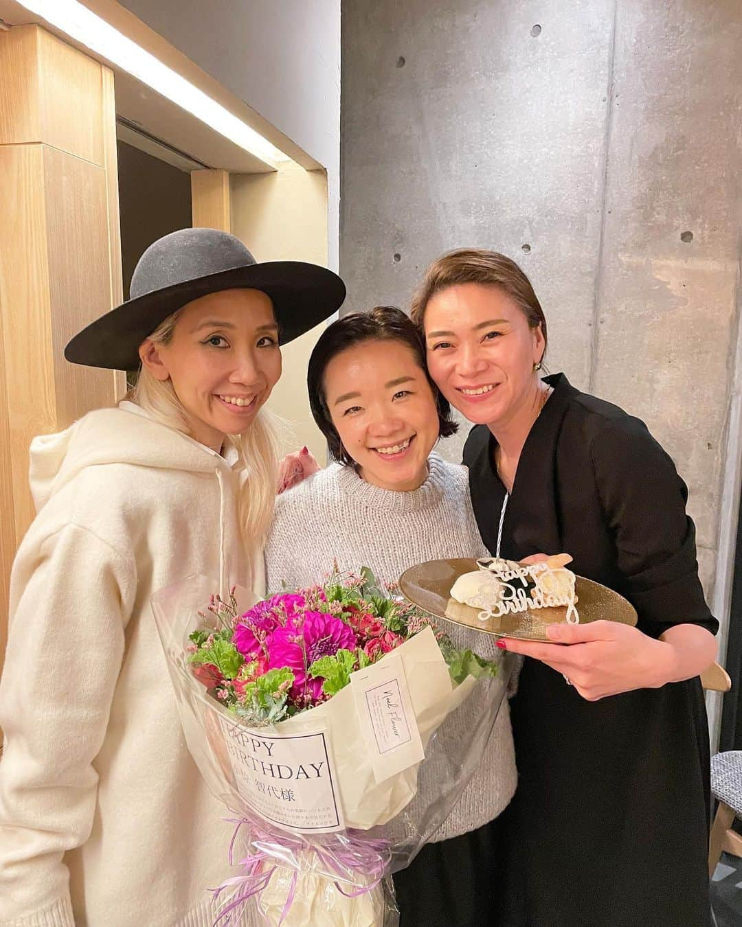 大日方久美子さんのインスタグラム写真 - (大日方久美子Instagram)「・ Happy Birthday Dear my best friend✨ ・ 前夜祭からスタートした友人の誕生日会。  @fsotemachi  18時チェックアウトギリギリまでお部屋でのんびりしてから( @yukako36 も仕事の合間に会いに来た❤️)メインディナーの五本木 響へ！  @sairinotsorry ファミリー行きつけだから、予約をお願いしたらなんと誕生日当日に個室の予約できたというラッキー！  であれば！と、初めましてのタイミングだけど、大切な友人同士を会わせたくて @kingtokyooo を誘ったら、二つ返事で来てくれて、更に初めましてなのに、凄く素敵な @nicolaibergmann の限定アイテムを用意してくれて…。  初めまして。で誕生日当日に来てくれるだけで有難いからプレゼントは要らないよ！って連絡したら 「素敵な物に出会ったから買いました！」って本当に気持ちが温かくて嬉しかった。  私の大切な友人を大切に思ってくれるのが、私の友人たちの共通点だな😊 ・ お店に着いたら @sairinotsorry パパからシャンパンが用意されていて、なんならカウンターにご近所ファミリーが皆んな勢揃いしていて、 @aihira_1018 と @camomilemarisun からお花も届いてて、皆んなが一緒にお祝いしてくれた😂❤️  ねぇ😂 最高なんだけど😂❤️ ・ ・ ・ おぐりんー！ 44歳の誕生日おめでとう🎉 心身ともにボロボロで上手く話す事もままならなかったあの頃の私と、今と変わらず接してくれてありがとうね。  当たり前じゃないと、今改めて感じてる。  立場が変われば、掌を返すように態度を変える人も沢山見てきたけど何も変わらず側にいてくれるおぐりんがいてくれて、人を見る目が養われたよ🤣 ・ 生きていればいい時も悪い時もある。でも悪い時に側にいてくれる人がいれば人生捨てたもんじゃないな！って思えるから、悪い時がきても大切な人の再確認ができるタイミングだとわかったのはおぐりんがいてくれたから。  ありがとうね！ 本当に。 ・ ・ #おぐこ誕生日祭 #自分メモ」11月19日 5時57分 - kumi511976