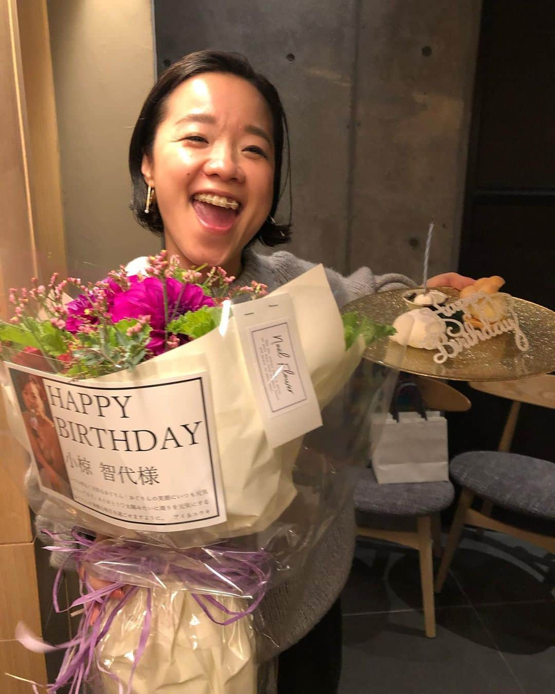 大日方久美子さんのインスタグラム写真 - (大日方久美子Instagram)「・ Happy Birthday Dear my best friend✨ ・ 前夜祭からスタートした友人の誕生日会。  @fsotemachi  18時チェックアウトギリギリまでお部屋でのんびりしてから( @yukako36 も仕事の合間に会いに来た❤️)メインディナーの五本木 響へ！  @sairinotsorry ファミリー行きつけだから、予約をお願いしたらなんと誕生日当日に個室の予約できたというラッキー！  であれば！と、初めましてのタイミングだけど、大切な友人同士を会わせたくて @kingtokyooo を誘ったら、二つ返事で来てくれて、更に初めましてなのに、凄く素敵な @nicolaibergmann の限定アイテムを用意してくれて…。  初めまして。で誕生日当日に来てくれるだけで有難いからプレゼントは要らないよ！って連絡したら 「素敵な物に出会ったから買いました！」って本当に気持ちが温かくて嬉しかった。  私の大切な友人を大切に思ってくれるのが、私の友人たちの共通点だな😊 ・ お店に着いたら @sairinotsorry パパからシャンパンが用意されていて、なんならカウンターにご近所ファミリーが皆んな勢揃いしていて、 @aihira_1018 と @camomilemarisun からお花も届いてて、皆んなが一緒にお祝いしてくれた😂❤️  ねぇ😂 最高なんだけど😂❤️ ・ ・ ・ おぐりんー！ 44歳の誕生日おめでとう🎉 心身ともにボロボロで上手く話す事もままならなかったあの頃の私と、今と変わらず接してくれてありがとうね。  当たり前じゃないと、今改めて感じてる。  立場が変われば、掌を返すように態度を変える人も沢山見てきたけど何も変わらず側にいてくれるおぐりんがいてくれて、人を見る目が養われたよ🤣 ・ 生きていればいい時も悪い時もある。でも悪い時に側にいてくれる人がいれば人生捨てたもんじゃないな！って思えるから、悪い時がきても大切な人の再確認ができるタイミングだとわかったのはおぐりんがいてくれたから。  ありがとうね！ 本当に。 ・ ・ #おぐこ誕生日祭 #自分メモ」11月19日 5時57分 - kumi511976