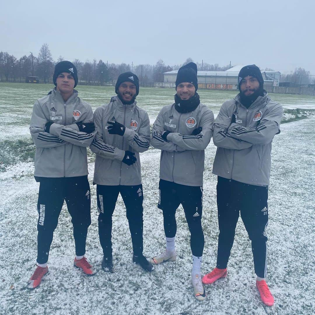 リッピ・ヴェローゾのインスタグラム：「Congelando em 3,2,1...🥶⛄️❄️😰🇧🇷🇺🇦」