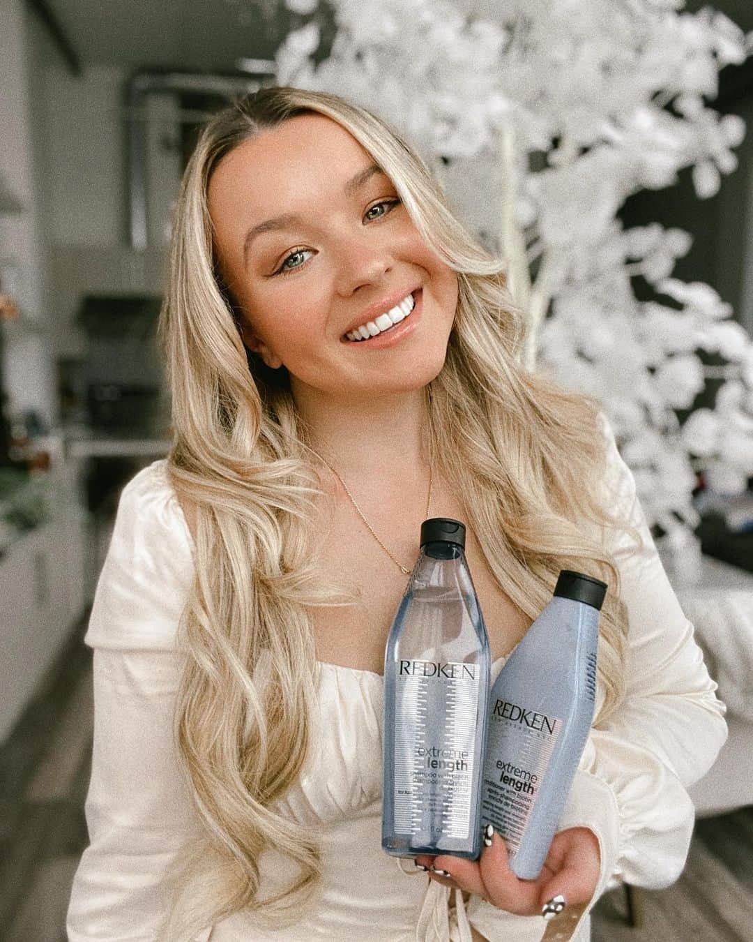 トーリ・ウェブスターのインスタグラム：「⭐️ HOT TIPS for your BEST HAIR DAY! ⭐️  I recently tuned into the @chattershairsalon Masterclass hosted by @cindyduplantis and @redken, and let me tell you, I took away some epic products and techniques to master a perfect hair day look. 💁🏼‍♀️💅🏻💜  Here are my easy + effective steps for voluminous curls:   * Redken Extreme Length shampoo, conditioner & leave-in treatment   * Redken Oil For All multi-benefit hair oil   * Redken Triple Dry dry texture finishing spray   I got you, babes, a discount code - use TORRI25 for 25% off Redken products on the Chatters website from November 18 - 23. Check out my stories for a full tutorial and breakdown! #ShareTheChatter AD」