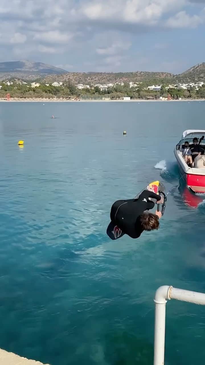 レッドブルのインスタグラム：「*never* doubt @nikolasplytas😉   #redbull #givesyouwiiings #wakeboarding #wake」