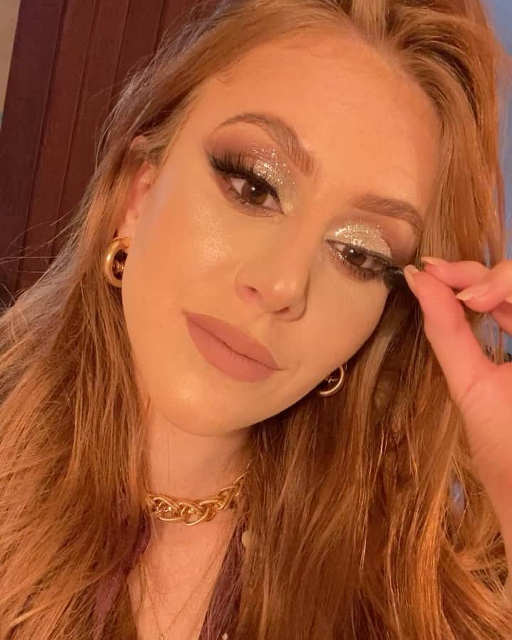 マリ・マリアのインスタグラム：「Quem ama make sabe o quanto é delicioso tirar a produção e deixar a pele limpinha!! Mas para isso o melhor é deixar todo trabalho para um produto que vai tirar a Make e cuidar da sua pele também! 💕 O Bálsamo Demaquilante da @sallve remove TUDO, inclusive a Make a prova d'água, limpando também os poros e ajudando a reduzir os cravinhos! Sua fórmula conta com óleo de macadâmia, então também hidrata e recupera a barreira natural de proteção da pele ✨ Muito amor envolvido! #publi」