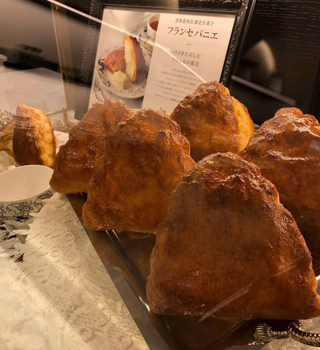 甘糟記子さんのインスタグラム写真 - (甘糟記子Instagram)「昨日は四十肩のメンテナンスで表参道へ！  少し痛みは引いてきたものの、腕が上がらないから不便です(＞人＜;)  帰りに大好きなフランセ本店限定のパニエを買って\(//∇//)\  このバリバリ感とキャラメリゼされた香ばしさ、中の生クリームよりのカスタードクリームが最高に美味しい！！  ついでに、新しくブランデーケーキが出てたので買ってみました( ^ω^ )  お酒強くないけど、ブランデーの香りって好きなんです(o^^o)  1日5個限定なんだって！  食べるの楽しみだな〜(≧∀≦)  帰宅途中、ずっと気になってた恵比寿の白湯ラーメンにも寄り道( ^ω^ )  サッパリしてるのに深みがあって、美味しかったな〜(๑˃̵ᴗ˂̵)  デザートはもちろん家でパニエ！  最後の姫は大戸屋でもらったおもちゃの猫の仮面（笑） 可愛い\(//∇//)\  #フランセ#パニエ#フランセパニエ#パイ生地#パリパリ#スウィーツ#デザート#焼き菓子#息子殿姫#姫#冠尾#ラーメン」11月19日 6時00分 - norihey924