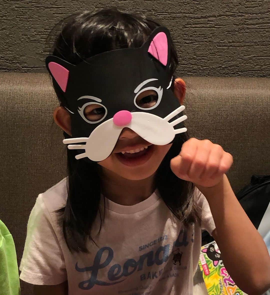 甘糟記子さんのインスタグラム写真 - (甘糟記子Instagram)「昨日は四十肩のメンテナンスで表参道へ！  少し痛みは引いてきたものの、腕が上がらないから不便です(＞人＜;)  帰りに大好きなフランセ本店限定のパニエを買って\(//∇//)\  このバリバリ感とキャラメリゼされた香ばしさ、中の生クリームよりのカスタードクリームが最高に美味しい！！  ついでに、新しくブランデーケーキが出てたので買ってみました( ^ω^ )  お酒強くないけど、ブランデーの香りって好きなんです(o^^o)  1日5個限定なんだって！  食べるの楽しみだな〜(≧∀≦)  帰宅途中、ずっと気になってた恵比寿の白湯ラーメンにも寄り道( ^ω^ )  サッパリしてるのに深みがあって、美味しかったな〜(๑˃̵ᴗ˂̵)  デザートはもちろん家でパニエ！  最後の姫は大戸屋でもらったおもちゃの猫の仮面（笑） 可愛い\(//∇//)\  #フランセ#パニエ#フランセパニエ#パイ生地#パリパリ#スウィーツ#デザート#焼き菓子#息子殿姫#姫#冠尾#ラーメン」11月19日 6時00分 - norihey924