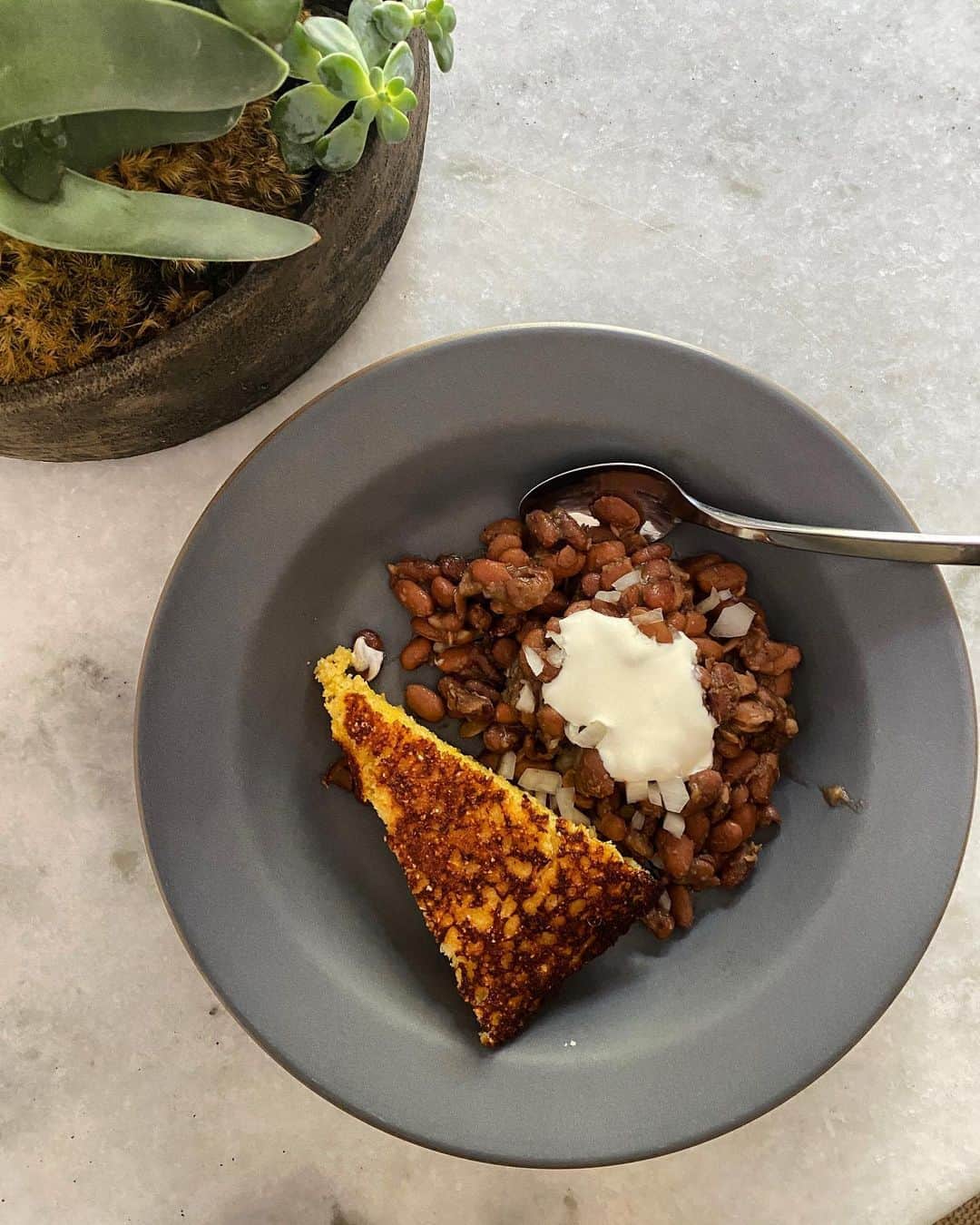 ジェシー・タイラー・ファーガソンのインスタグラム：「it’s chilly in la today so I whipped up a vegetarian comfort lunch — pops pinto beans & cheesy cornbread. Both recipes in the @foodbetweenfriends cookbook, out March 9, 2021. You can preorder now at the link in my bio 🥰 www.JulieandJesseCook.com」