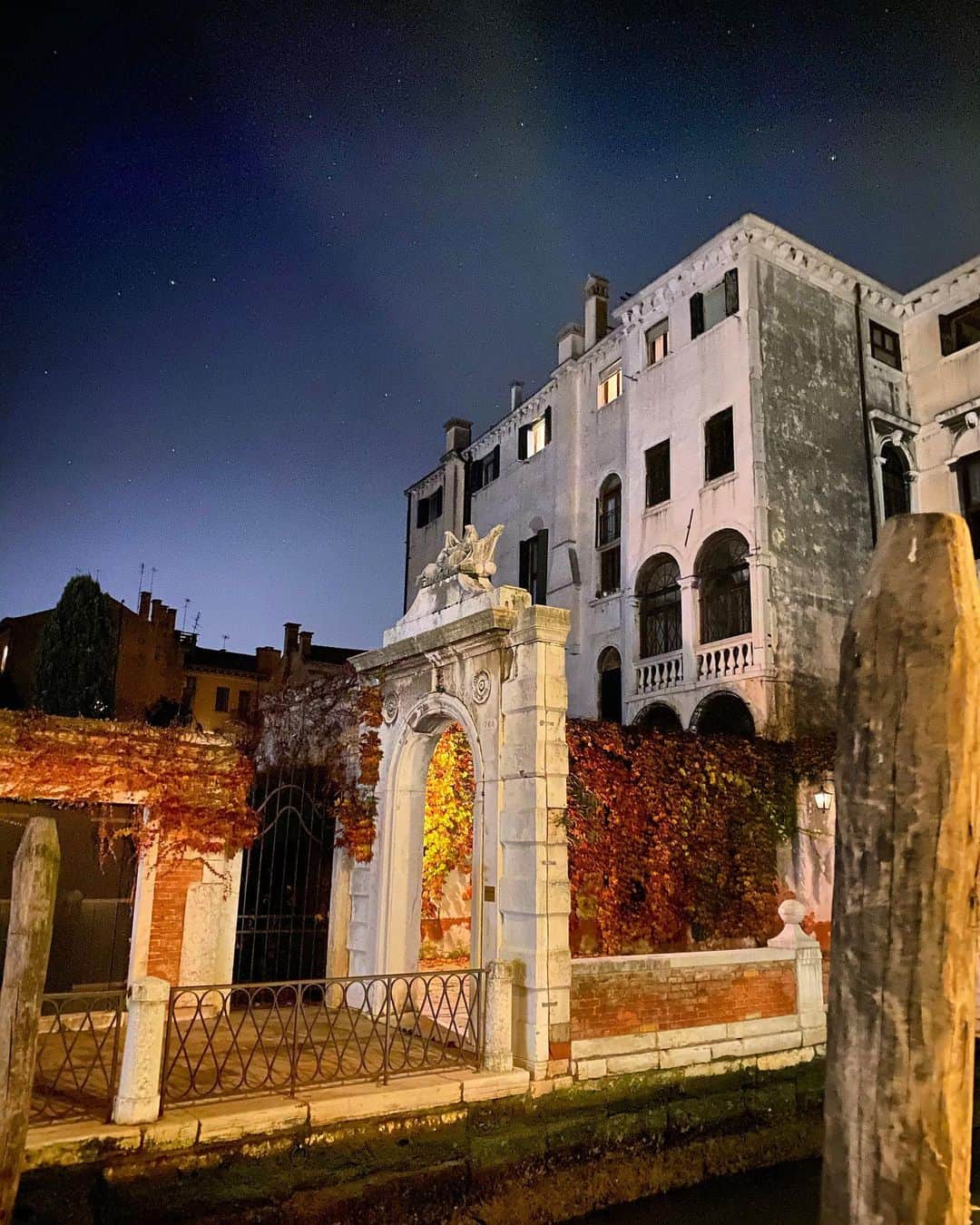 メラニー・サイクスさんのインスタグラム写真 - (メラニー・サイクスInstagram)「Palazzo Gradenigo #goodnight #venice #palazzogradenigo ✨🌌」11月19日 6時10分 - msmelaniesykes