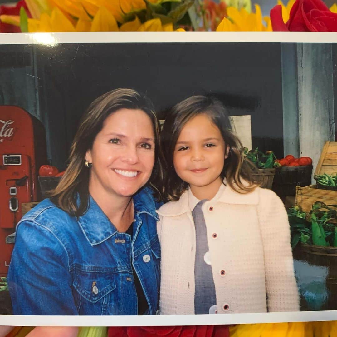 ベイリー・マディソンのインスタグラム：「Same pose, 16 years later ❤️ Happy Birthday to my beautiful mother. Found this photo while going through memories today in my childhood home with her. This was taken from my first movie in 2005. Since then, we have had extraordinary adventures, traveled the world, experienced highs and lows, and shared so many laughs. Through all of life’s chapters, my mom has been by my side for every single one. Thank you for your love, your strength and your heart. I’m so happy I get to be by your side today, and it’s an honor to get to be your little girl. Xxxx」