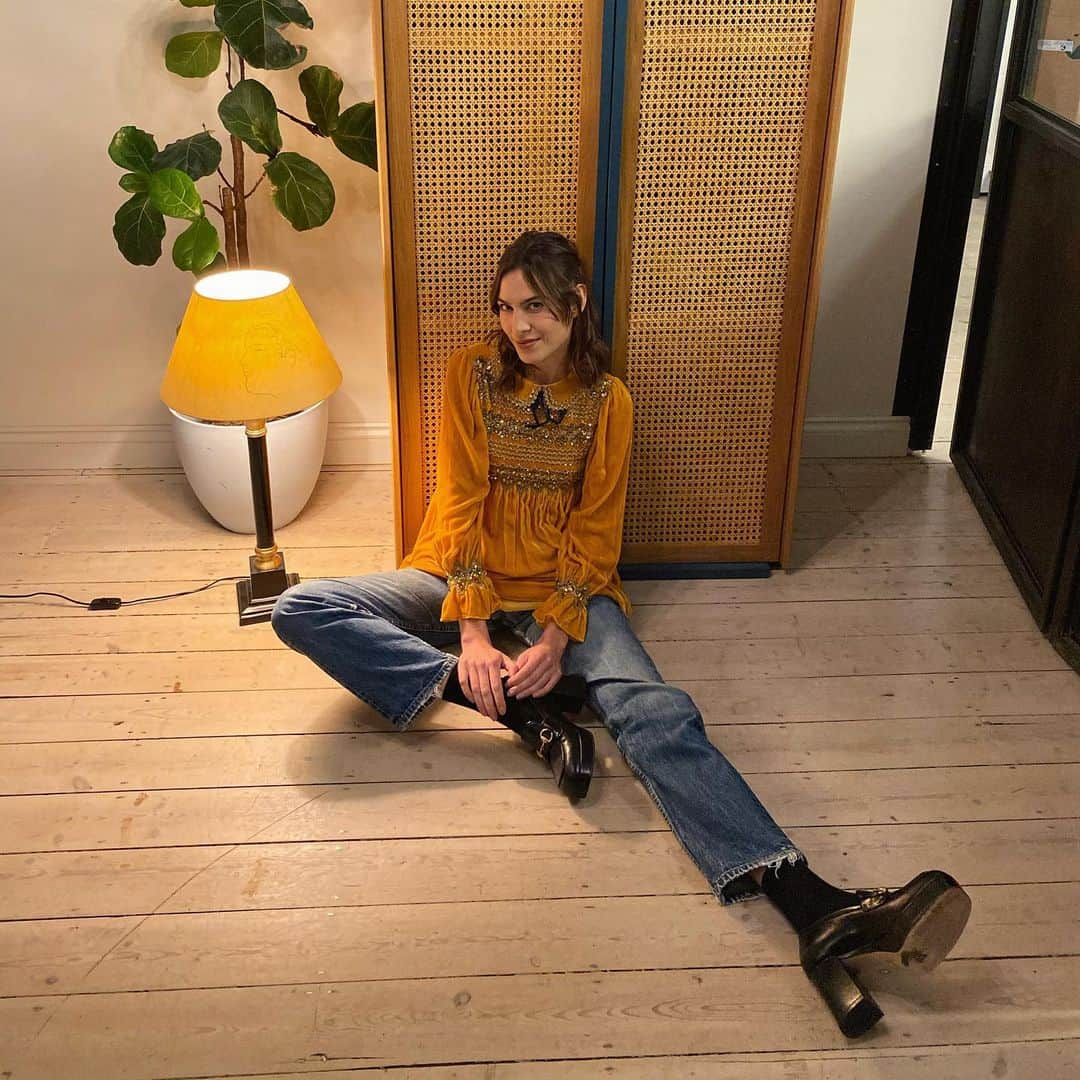 アレクサ・チャンさんのインスタグラム写真 - (アレクサ・チャンInstagram)「I’ve got good news and great news: The good news is dresses over jeans are back. The great news is I will be joining @kennyschachter for an Instagram live discussing the 3rd in a series of films by @alessandro_michele and @gus_van_sant showcasing the new Gucci collection. Tune in to @gucci at 11:30pm CET to scope the film and catch us after on their instalive 😜#gucciouverture Thanks @florriewhitemakeup @georgenorthwood for my hair and make up. :-)」11月19日 6時20分 - alexachung