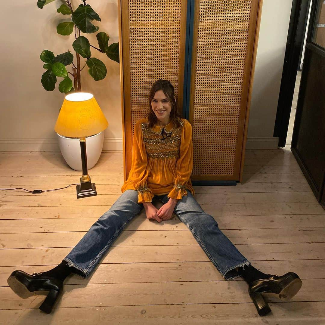 アレクサ・チャンさんのインスタグラム写真 - (アレクサ・チャンInstagram)「I’ve got good news and great news: The good news is dresses over jeans are back. The great news is I will be joining @kennyschachter for an Instagram live discussing the 3rd in a series of films by @alessandro_michele and @gus_van_sant showcasing the new Gucci collection. Tune in to @gucci at 11:30pm CET to scope the film and catch us after on their instalive 😜#gucciouverture Thanks @florriewhitemakeup @georgenorthwood for my hair and make up. :-)」11月19日 6時20分 - alexachung