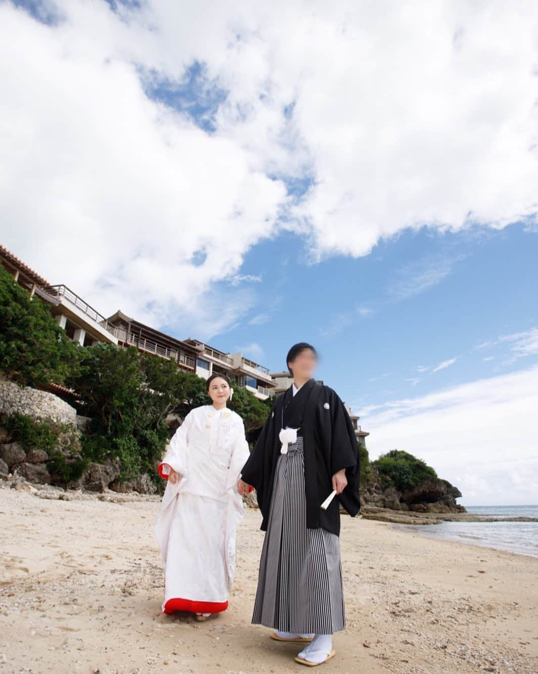 加藤るみさんのインスタグラム写真 - (加藤るみInstagram)「載せたい写真がありすぎて、、、 インスタがwedding祭りになってます😂 この下からアングル広角っぽい感じのshotもお気に入り♡ 顔の丸さめちゃくちゃわかるけど😂 この日の為にやれることは頑張ったけど骨格は変わらんからしゃあない😂🤝 旦那は相変わらず５億点。😍🤯🥴w #るみ婚  @garanwedding」11月19日 17時10分 - rumicinema