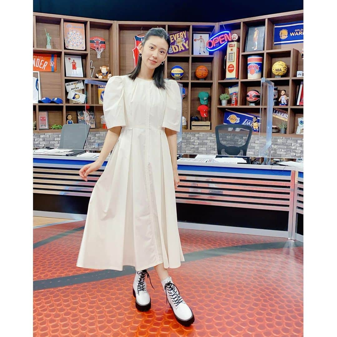 渡辺早織さんのインスタグラム写真 - (渡辺早織Instagram)「NBAオフシーズン楽しんでいますか？😊  今朝初めて見たドラフト🏀✨ 例年とは違う形であっても 選手や家族の気持ちは変わらずに ずっとこの世界を見てきたんだなぁと 皆さんの表情を見て胸が熱くなりました🔥 来シーズンどうなるんだろ‼️  トレードの話に日々そわそわしながら笑 私も毎日楽しく過ごしています☺️  NBA収録時の衣装紹介します🧚🏻‍♀️  オフシーズンは私は Daily9Next、Legend Watcherなど出演しております♪ ぜひそちらもお楽しみください✨ 衣装タグ付けしまーす🌷」11月19日 17時10分 - _watanabesaori_