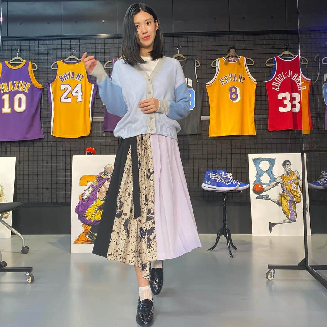 渡辺早織さんのインスタグラム写真 - (渡辺早織Instagram)「NBAオフシーズン楽しんでいますか？😊  今朝初めて見たドラフト🏀✨ 例年とは違う形であっても 選手や家族の気持ちは変わらずに ずっとこの世界を見てきたんだなぁと 皆さんの表情を見て胸が熱くなりました🔥 来シーズンどうなるんだろ‼️  トレードの話に日々そわそわしながら笑 私も毎日楽しく過ごしています☺️  NBA収録時の衣装紹介します🧚🏻‍♀️  オフシーズンは私は Daily9Next、Legend Watcherなど出演しております♪ ぜひそちらもお楽しみください✨ 衣装タグ付けしまーす🌷」11月19日 17時10分 - _watanabesaori_