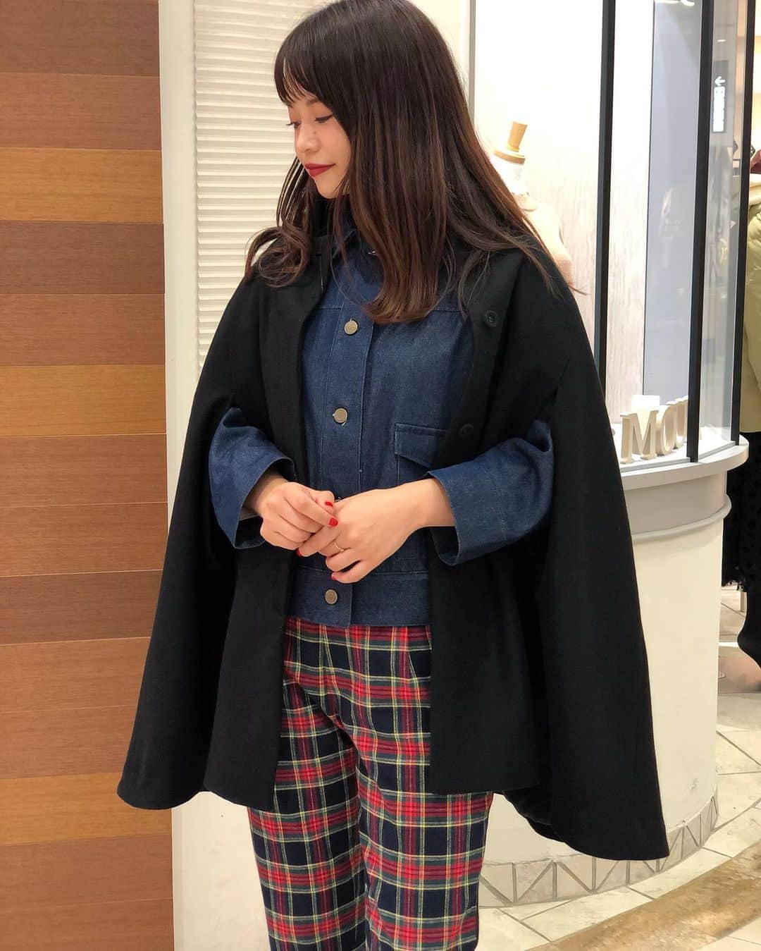 新谷美奈のインスタグラム：「SPECIAL NOVELTY PRESENT🎅🏻🎄💫﻿ ﻿ シャツ使いしたGジャンと﻿ ドラマティックなケープコートで﻿ ハッと目を引くトラッドに❤️﻿ ﻿ Nina mew﻿ coat ¥36,000+tax﻿ denim jacket ¥20,000+tax﻿ pants ¥23,000+tax﻿ ______________________________________﻿ ﻿ ✔︎11/19(木)よりGATHER全店にて﻿ Nina mewの商品を税込4万円以上お買い上げの方に﻿ ロゴトートバッグをプレゼント！﻿ (なくなり次第終了となります)﻿ 今回は超数量限定です😳💗﻿ ﻿ ✔︎11/19(木)〜23(月)まで﻿ 連続ゆめポイント5倍！﻿ ﻿ 皆様のご来店心よりお待ちしております！﻿ ﻿ @ninamew_official#Ninamew#ニーナミュウ#ゆめタウン#ゆめタウン佐賀#セレクトショップ#selectshop」