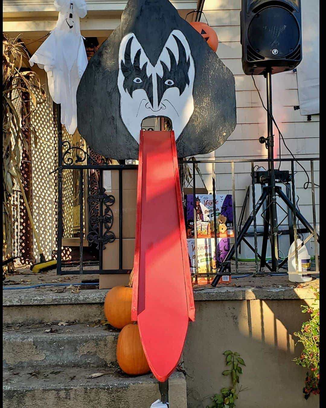 KISSさんのインスタグラム写真 - (KISSInstagram)「#KISSARMYROCKS! Acey Simmons & her husband created this awesome @genesimmons candy chute to safely dispense candy on Halloween. It was a huge hit!」11月19日 15時49分 - kissonline