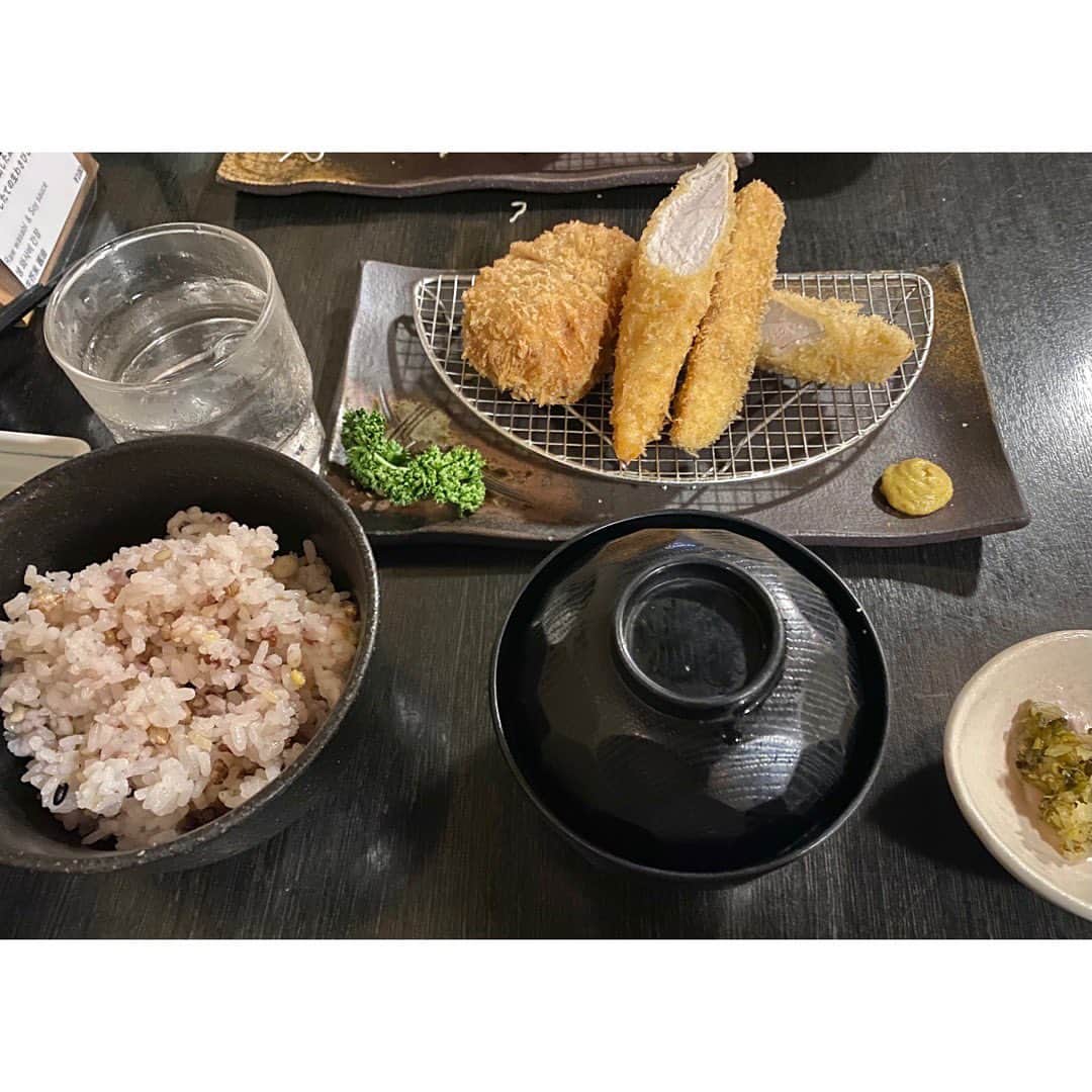 吉野史桜さんのインスタグラム写真 - (吉野史桜Instagram)「DIO時代の思い出の地、morph-tokyoが閉店ということで、 元メンバーのたまちゃんと最後に行ってきました！  懐かしさ爆発で、たまらんかった！！ 懐かしトークも止まらんかった！！笑  ステージ上のアンプで立ち位置決めたり、 ミラーボールをテイクミーって呼んだり、笑 ステージに出る手前の階段でドキドキしたり。  あの頃から6年も経ったんだなぁ〜🌇  ホントいつまでもキラキラしてるこの場所。 ありがとうmorph ✨  帰りは当時よく連れてきてもらったイマカツさんでランチしたよ😆✨ 美味し過ぎたぁ🌟  #ラブモーフ  #morphtokyo #ライブハウス #イマカツ」11月19日 15時50分 - shionyoshino