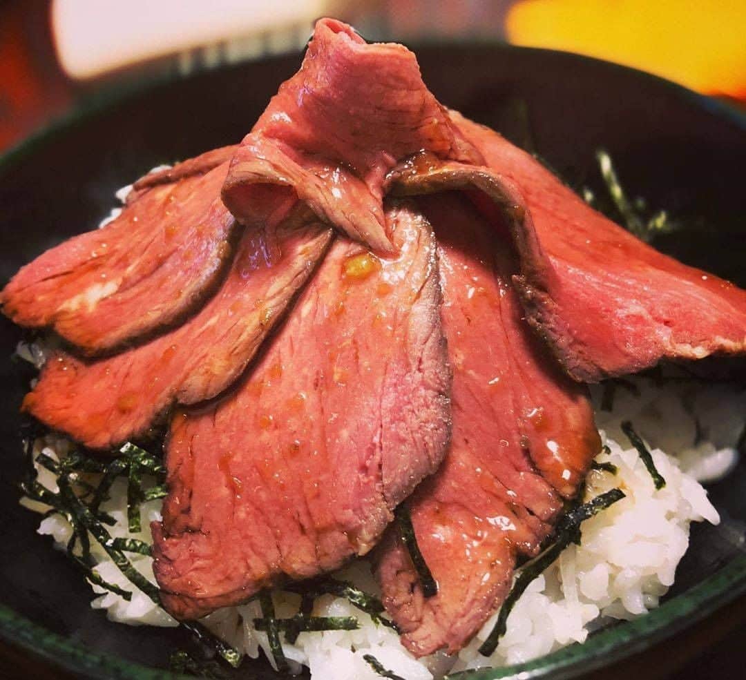 TESCOMshinku_officialさんのインスタグラム写真 - (TESCOMshinku_officialInstagram)「【レシピ付き♪】 本日おススメするオーブン料理は「オーストラリア産グラスフェッドビーフのローストビーフ丼」です♪ ・ グラスフェッドビーフとは、牧草だけを食べて放牧されて育った牛のことで、赤身がとても多いのが特徴の牛肉なのだそう💡 美味しい牛肉が手に入ったら、たっぷりのローストビーフを作って美味しいお肉を心行くまで堪能してみてはいかがでしょうか？ ご飯と一緒にどんぶりに盛って、甘辛いソースをかけたら食欲そそるローストビーフ丼の完成です！ ガッツリとお肉料理が食べたい日に、ぜひ作ってみて下さい😊 ・ こちらの素敵なお写真は @fugusasi_ponzuaji さんの一枚です。 今回はテスコムの低温コンベクションオーブンユーザーでもある @fugusasi_ponzuaji さんのレシピを教えていただきました！ぜひ参考にしてみてください✨ ・・・ 〈オーストラリア産グラスフェッドビーフのローストビーフ丼レシピ〉 【材料】 ・オーストラリア産グラスフェッドビーフ サーロイン　約600g ※普通の牛肉でも代用していただけます ・塩　少々 ・胡椒　少々 ・ガーリックパウダー　少々  【調理手順】 ①全体に軽く塩コショーとガーリックパウダーを塗します。（お肉は常温に戻しておく） ・ ②フライパンで全面に軽く焼き目をいれます。(1回目) ・ ③予め用意しておいたボウル（氷水を入れて二重にする）でお肉の粗熱を取ります。（余熱で余計な火を入れないため） ・ ④②〜③の作業をもう一度行います。 ・ ⑤アルミホイルにお肉を包んだらコンベクションオーブンに入れ、低温ファンあり70で4時間程度加熱します。 （お肉の大きさや厚みによって加熱時間は調整して下さい） ・ ⑥丼にご飯を入れ、刻み海苔を敷いたら、その上（中心辺り）に玉ねぎスライスを盛り、その周りにローストビーフを大胆に盛って出来上がりです！ （お肉は事前に冷蔵庫で冷やしています）  ◆わさびソース(ソースはお好みで！) 醤油　大さじ1 みりん　大さじ2 酒　大さじ1 チューブわさび　4㎝(お好みで)  すべて混ぜたら、電子レンジ600Wで1分加熱して出来上がり！ （充分に冷ましてから使って下さい） ※ソースに酸味が欲しい時は、ポン酢を適量加えてみてください ・・・ ※低温調理は温度により菌が繁殖しやすいことがあり、食中毒の恐れがあります。調理前に手や器具をよく洗い、衛生的に調理をおこなってください。子供などの免疫力の弱い方、妊娠している方は避けてください。 --------------------------------------------------- TESCOMキッチンの公式アカウントです✨ 毎日の暮らしをもっと楽しく、便利にするお役立ち情報を発信していきます♪  人気商品の低温コンベクションオーブンTSF601はテスコム公式ONLINE SHOPで購入可能！詳しくはプロフィールのURLをチェック !  TESCOM製品を使ってお料理した際は、#テスコムキッチン をつけてぜひ投稿してみてくださいね！ 皆様の素敵なお写真をご紹介させていただきます✨  --------------------------------------------------- #TESCOM #調理器具 #家電 #おしゃれ家電 #料理男子 #料理女子 #おうち時間 #おうちで過ごそう #おうちごはん #家庭料理 #クッキングラム #デリスタグラム #料理記録 #料理好きな人と繋がりたい #時短レシピ #晩ごはん #手料理 #手作りご飯 #簡単レシピ #よるごはん #オーブン料理 #グリル #オーブン焼き #おうちごはん部 #ローストビーフ #ローストビーフ丼 #牛肉レシピ  #牛肉料理 #低温料理レシピ」11月19日 16時00分 - tescom_kitchen
