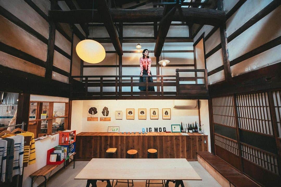 のインスタグラム：「DIGMOG COFFEE @新潟 . NHK Eテレ #みいつけた！ のキャラクターデザインなど、絵本や子供向けのキャラクターデザインをたくさん手がけている新潟出身のイラストレーター #大塚いちお さんが手がけるカフェへ。この日は取材をさせていただけることに🥺✨(私が手に持っているイスのキャラクターだよ、知ってるかな？？) . 「どうしてイスをキャラクターにしようと思ったんですか？」と聞いたら、「イスって身近にあって誰でも知っているものだけど、イスのキャラクターってまだいないなと思って」と大塚さん。 . たしかに。いない！ . カフェは築150年の町家をリノベーションした新潟県上越市の施設 #兎に角 のなかにあります🏠 施設の中にはシェアオフェスやシェアキッチンもあってイベントも行っているようです。地方移住する人いま増えてるから、こういう需要高まってるんだろうな🤔 . 店内には大塚さんの可愛いイラストや絵本が並んでいて買うこともできますよ。お立ち寄りの際はぜひ(^^) #新潟 #新潟カフェ #niigata #niigatacafe #ディグモグ #もぐら #Eテレ #上越 #新潟県上越市 #カフェ巡り #カフェめぐり #digmogcoffee #コーヒー」