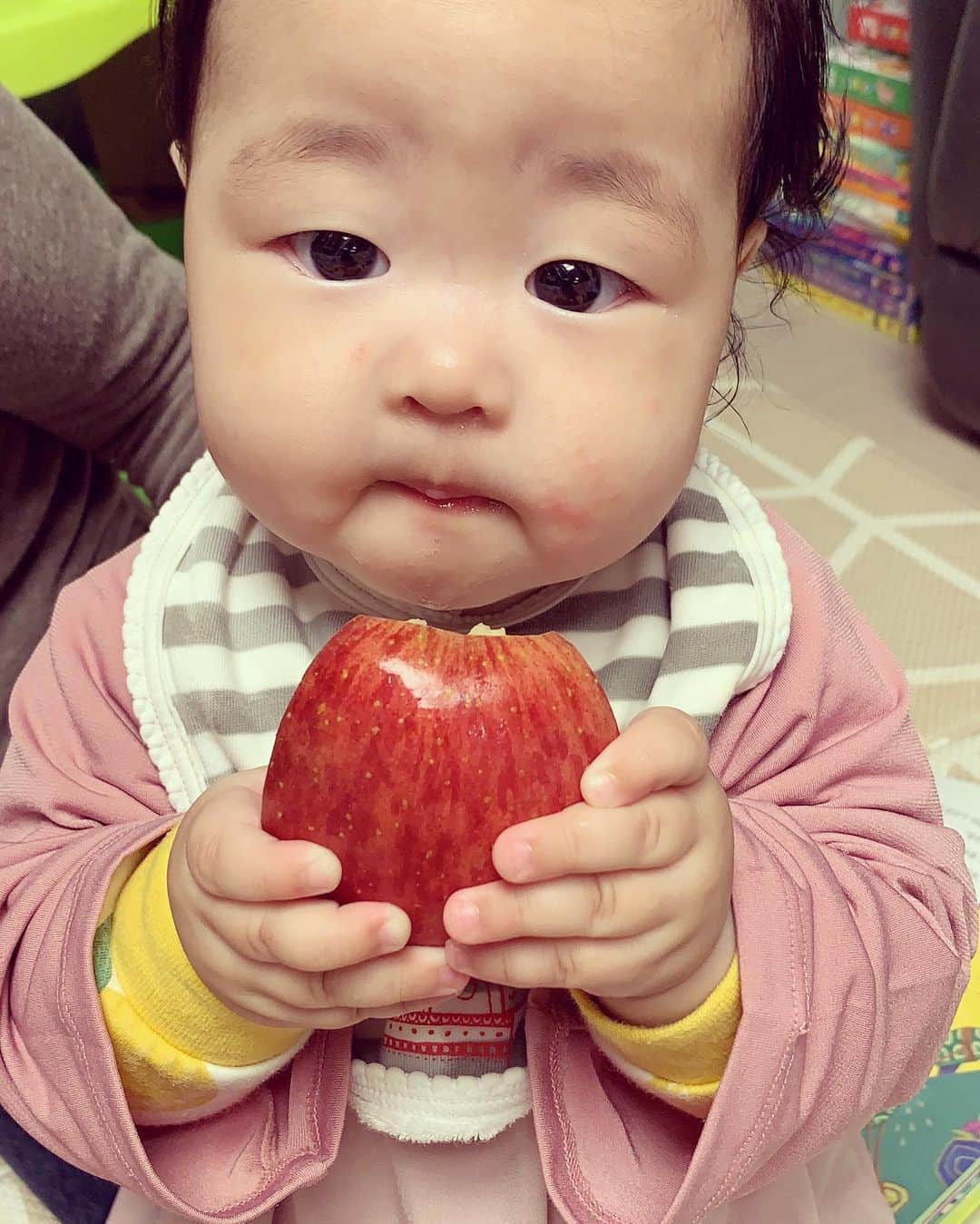 イ・ユンジのインスタグラム：「암. 제가 한번 먹어보겠숩니닾 #어제자첫사과」
