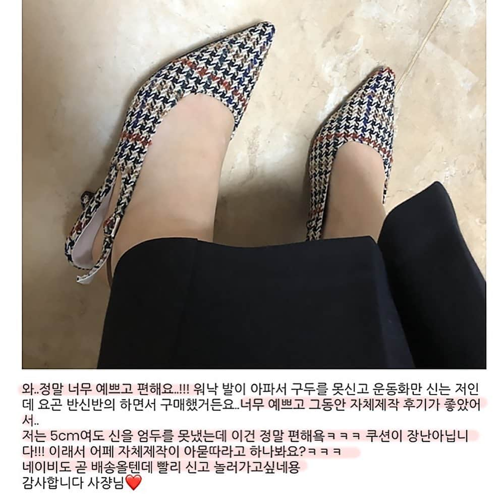 カン・ヘヨンさんのインスタグラム写真 - (カン・ヘヨンInstagram)「정독 필수👠  걷다가 벗겨지지 않아요. 발가락이 말리지 않아요. 발바닥이 아프지 않아요. 끈이 흘러내리지 않아요.  뒤로 넘기시면 고객님들 ‘실리뷰’ 도 있어요😊 발볼 넓으신 고객님들도, 발가락이 긴 고객님들도, 무지외반증 고객님들도, #임산부 고객님들도  여자라면 일단 다 신어보자구요✨ 아. 참. 그래도. 디자인은 하나이다보니 모든 발에 다 맞을수는 없어요. 분명 저희 #슬링백 도 아프거나 불편한 고객님들이 있어요. 그치만 90% 이상이 만족해주시는. 가장 사랑받는 시그니처 자체제작 슈즈입니다. 사이트에 더 많은 리뷰들이 있어요. 사이트에 #착용 사진 과 #리뷰 넘처 흘러요.  내일 낮 12시. 금요일! 오픈입니다!」11月19日 15時56分 - mangdoo_noona