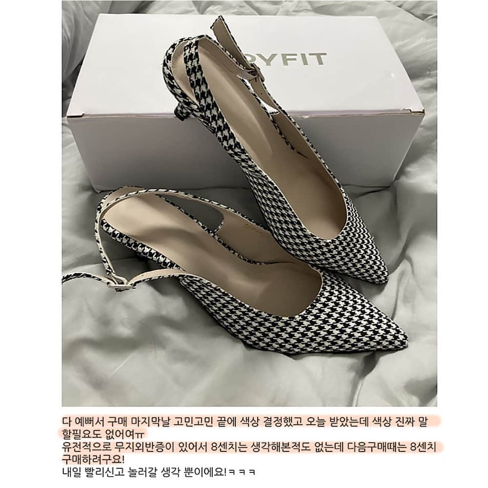 カン・ヘヨンさんのインスタグラム写真 - (カン・ヘヨンInstagram)「정독 필수👠  걷다가 벗겨지지 않아요. 발가락이 말리지 않아요. 발바닥이 아프지 않아요. 끈이 흘러내리지 않아요.  뒤로 넘기시면 고객님들 ‘실리뷰’ 도 있어요😊 발볼 넓으신 고객님들도, 발가락이 긴 고객님들도, 무지외반증 고객님들도, #임산부 고객님들도  여자라면 일단 다 신어보자구요✨ 아. 참. 그래도. 디자인은 하나이다보니 모든 발에 다 맞을수는 없어요. 분명 저희 #슬링백 도 아프거나 불편한 고객님들이 있어요. 그치만 90% 이상이 만족해주시는. 가장 사랑받는 시그니처 자체제작 슈즈입니다. 사이트에 더 많은 리뷰들이 있어요. 사이트에 #착용 사진 과 #리뷰 넘처 흘러요.  내일 낮 12시. 금요일! 오픈입니다!」11月19日 15時56分 - mangdoo_noona